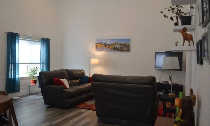 Arvada Cottage | Movies in the Mountains Guest House