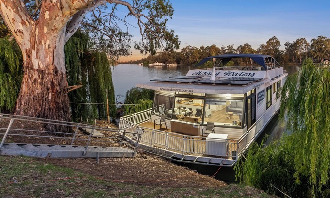 Renmark House | Moving Waters houseboat -moored accommodation
