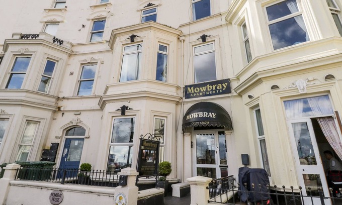 Bridlington Old Town Apartment | MOWBRAY 9, pet friendly, country holiday cottage in Bridlington