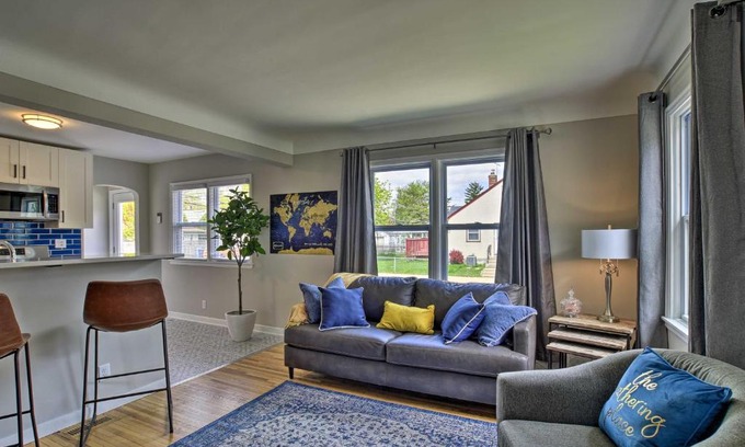 Hiawatha House | Mpls Duplex with WiFi and Kitchen 5 Mi to Dtwn!