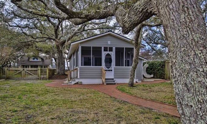 Harkers Island House | Mr. Bennie's Cafe 2 Bedroom Home by RedAwning