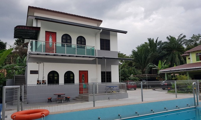 Merbau Sempak House | MRI Homestay Sg Buloh - 3 Bed/2 Bath GF