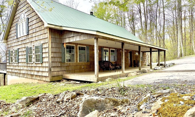 Old Timberline House | MS106-Equisitely Private! Dolly Sods Access! Hot Tub! Pets Ok!