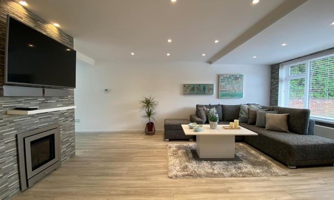 Kidlington House | Msquared Villa, Modern 3-Bedroom House, 3 Parking Spaces