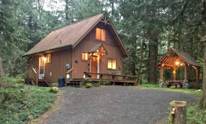 Maple Falls House | Mt. Baker Lodging Cabin 67 - Sleeps 5!