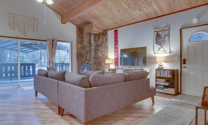 Zigzag Cabin | Mt Hood Cabin-Fenced Yard-Trails-Wood Stove-BearlyMuvin Cabin