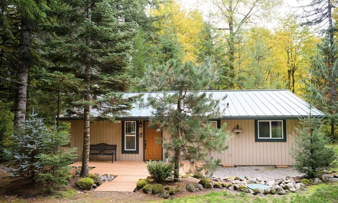 Zigzag Cabin | Mt. Hood cabin with cozy sounds of Zig Zag River