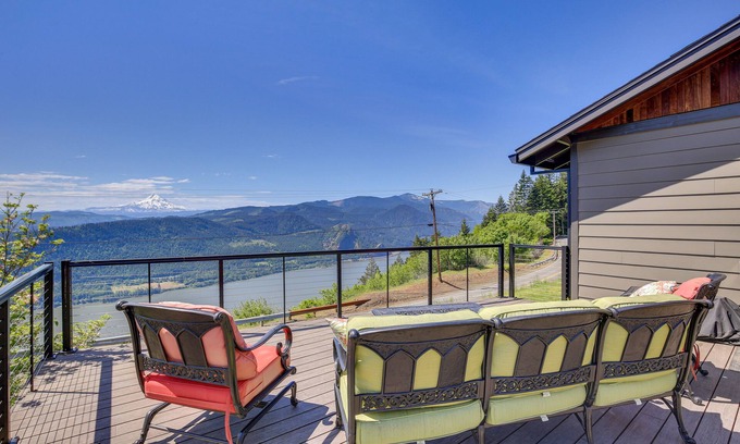 Underwood House | Mt Hood Views: Modern Underwood Home w/Deck!