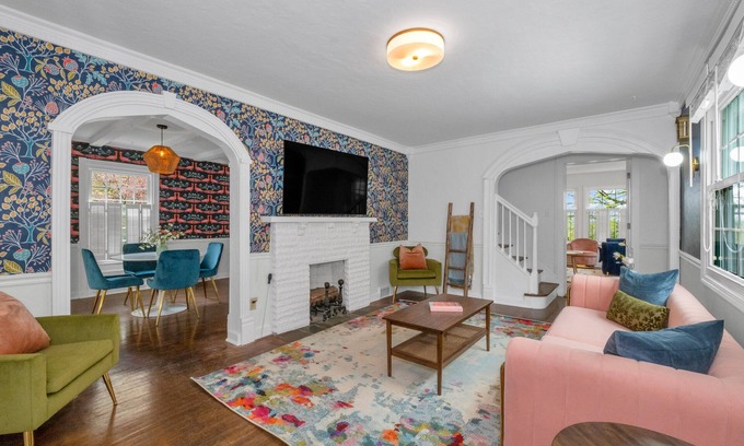 Mount Lebanon House | Mt. Lebanon/Luxury/Parking/King Bed/Sleeps 8