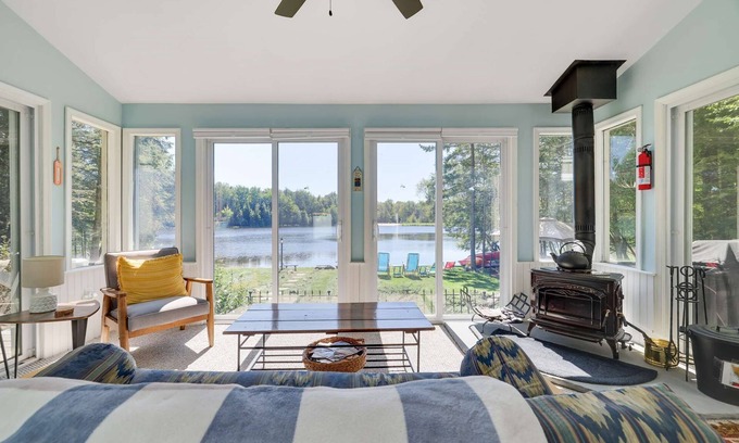 Blakeslee Cabin | ⛷⛱⛰Mt. Maplewood Lake House❤️Seasonal Specials ☆HotTub☆Fireplace☆Boats☆Games☆