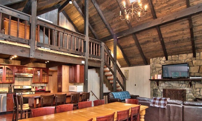 Pocono Pines Ski Chalet | ⛰⛵️⛱Mt. Maplewood Lodge❤️Seasonal Specials★3BR★Poconos★Hot⛷Tub★Game Rm★