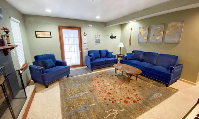Pocono Lake Apartment | ⛱⛷⛰Mt. Maplewood Chalet❤️ 2BR ★HotTub★Poconos★Fireplace★Pets+★