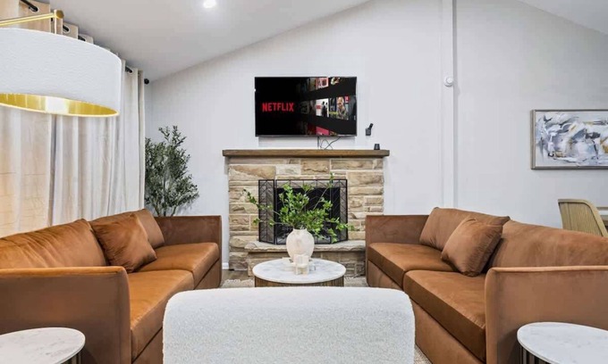 Prospect Heights House | Mt. Prospect 4BR Haven Awaits