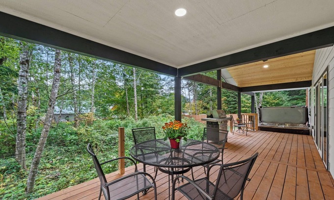 Ashford Cabin | Mt. Rainier Cabin: Sauna-Hot Tub-WiFi-EV