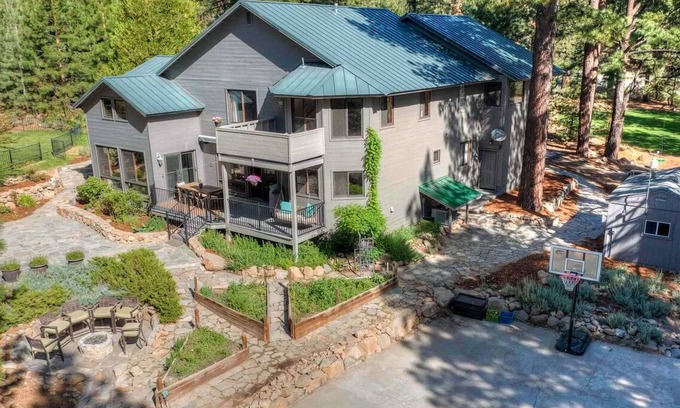 Galena Forest Estates Ski Chalet | Mt. Rose Retreat Tahoe/Reno 5 BR 4 BA