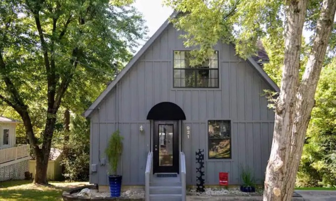Fayetteville House | Mt Sequoyah Chalet with mountain view only minutes from town square!
