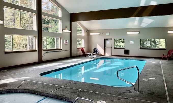 Mead Condo | Mt Spokane updated Ski Condo WiFi, Pool & Hot Tub~sleeps 4~hike, bike, explore