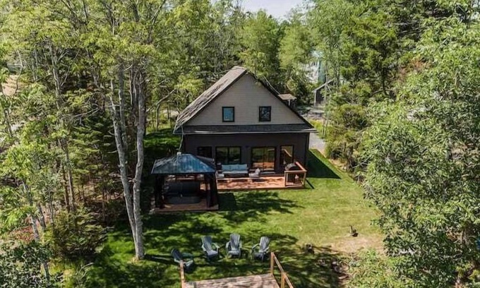 Mount Uniacke House | Mt Uniacke Lakefront Cottage