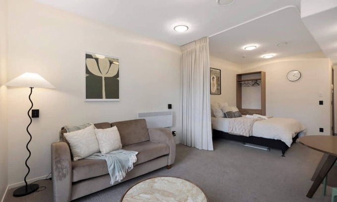 Wellington Apartment | Mt Victoria Studio - Kitchen, Bath Tub, Sleeps 2