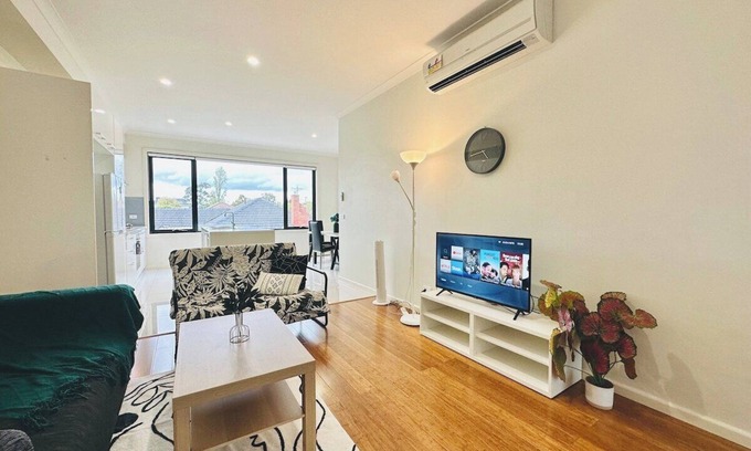 Mount Waverley Apartment | Mt Waverley Spacious 2BR2BA parking wifi balcony