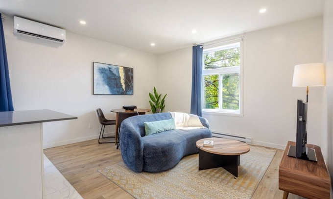Cote-Des-Neiges—Notre-Dame-De-Grace Apartment | MTL Retreat | Stylish 2B1B in NDG