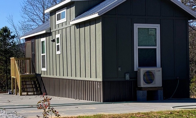 Travelers Rest Cabin | Mtn Cabin Getaway-Best Location! -Hike-Bike-Winery-Fire Pit-Screened in Porch