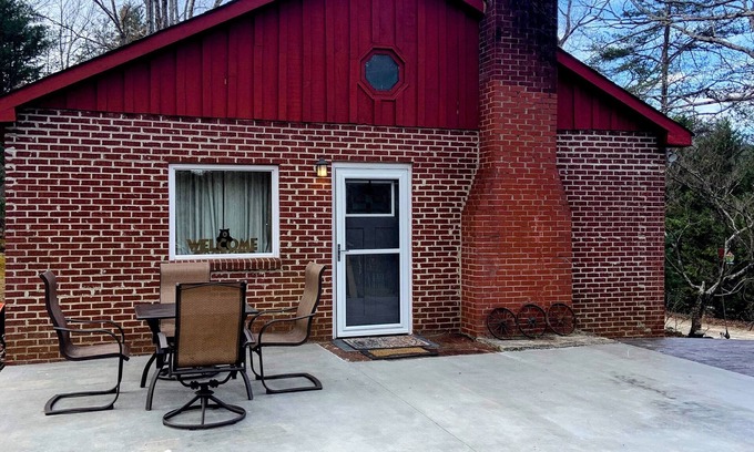 Travelers Rest Cabin | Mtn Cabin Getaway-Best Location! Patio w/firepit-amazing views! Relax & unwind!