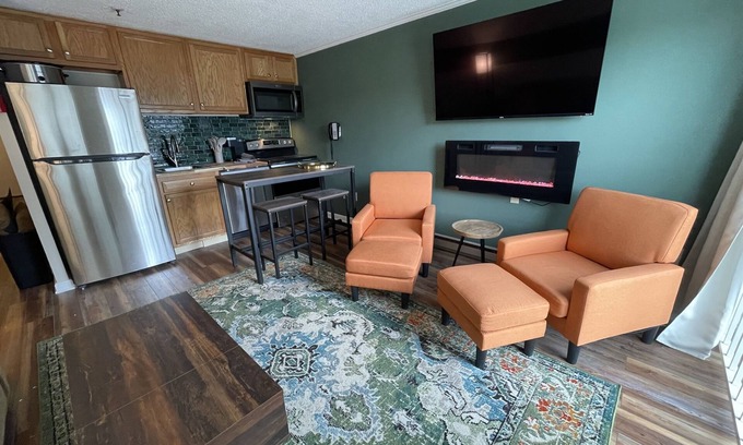 Snowshoe Condo | Mtn lodge Snowshoe, ski-in/ski-out, heart of the village