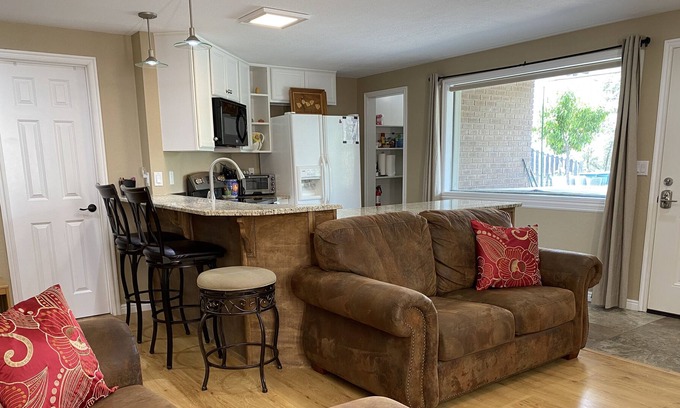 Holladay House | Mtn Quiet Ground Floor, Fast WiFi, Hot tub, Hike Trails, Bike, Vege's, BEST STAY