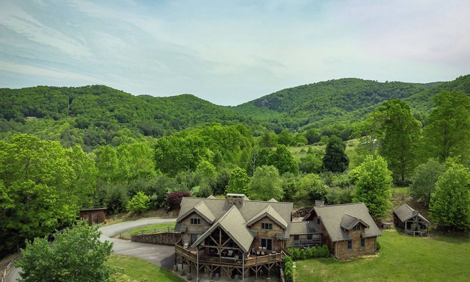 Burnsville Cabin | Mtn Sunsets Lodge, Hot Tub, Mtn Views, Fireplaces, River Access, WiFi, Private!