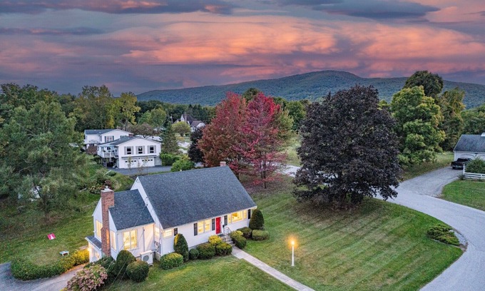 Bennington House | Mtn Views, 3 King Beds, Game Room, Chef's Kitchen