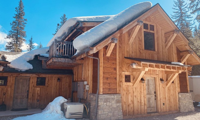 Cooke City-Silver Gate House | MTNLUX Loft Creekside Sauna & Hot tub