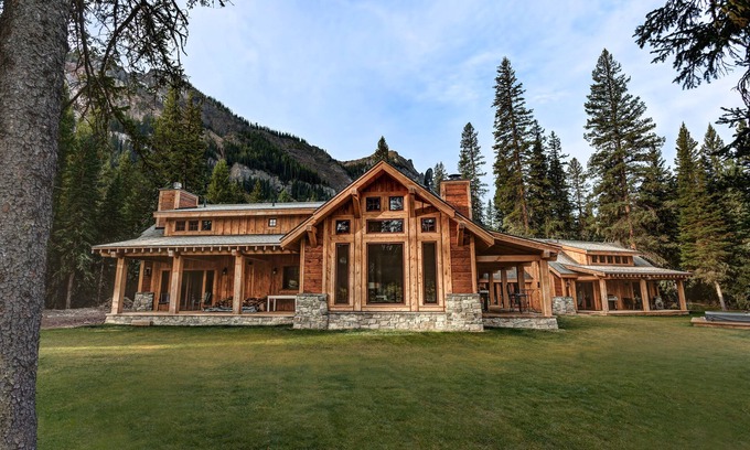 Cooke City-Silver Gate House | MTNLUX Refuge Creekside Sauna & Hot Tub