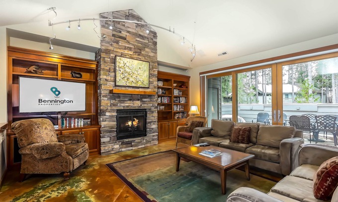 Deer Park House | MTRO9 - Gorgeous Home, theater room, 3 masters, AC, Hot Tub, Ping Pong