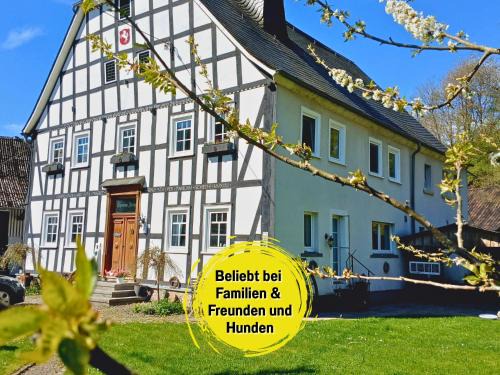 Lennestadt Apartment | Muehls-Sauerland familienfreundlich Perfekt für deine Urlaubsrunde nähe Elspe Festival Hunde willkommen mit Kamin und Garten