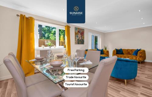 Glenisla House | MUIRTON HOUSE, 4 Bed House, 4 Car Driveway, 2 Bathrooms, Smart TVs in every room, Fully Equipped Kitchen, Large Dining and Living Space, Rear Garden, Free WiFi, Mid to Long Stay Rates Available and PRICE MATCH GAURANTEE by SUNRISE SHORT LETS