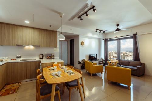 Downtown George Town Apartment | Muji X Rilakkuma - Seaview 3BR at 218 Tropicana Near Komtar Food Heaven with Netflix & TV Box