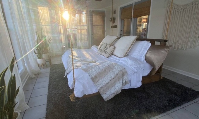 Columbia House | Muletown’s Modern Comfy Cottage w/inground pool, hot tub, pool table & fire pit