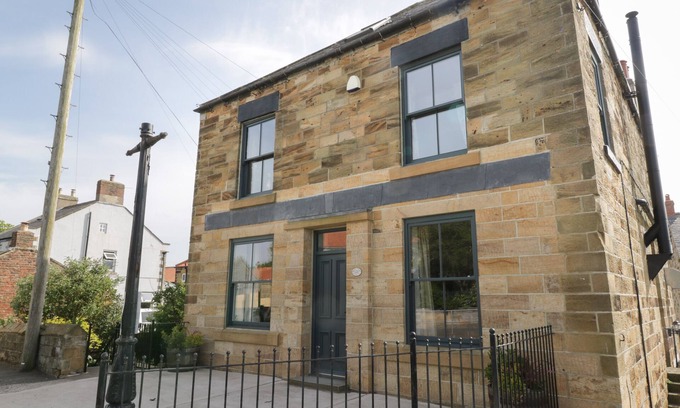 Hinderwell Cottage | MULGRAVE HOUSE, pet friendly, character holiday cottage in Staithes