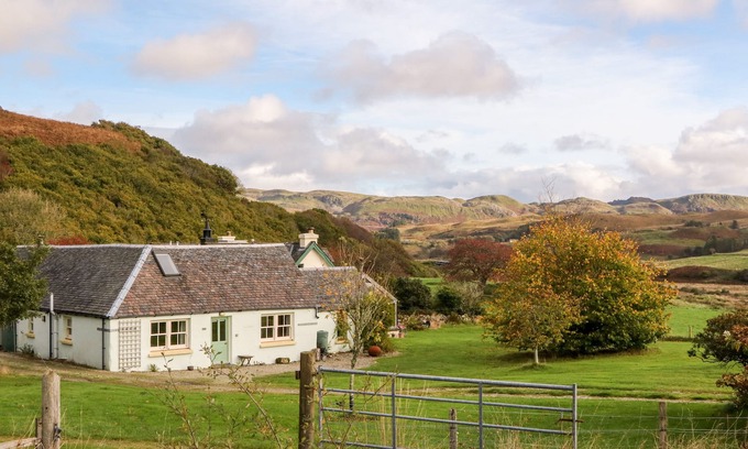Isle of Luing Cottage | MULLACH, pet friendly, with a garden in Ardfern