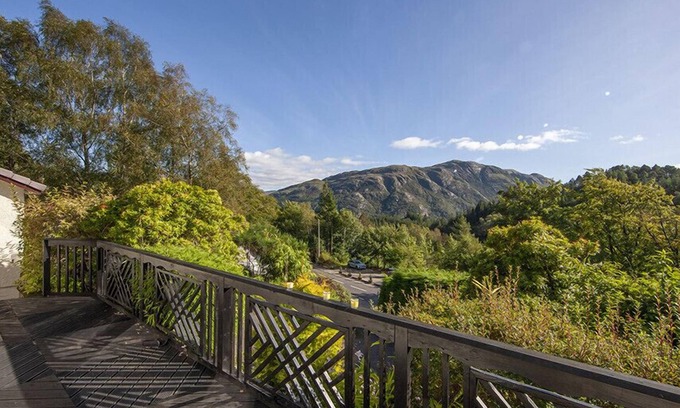 Glenfinnan Cottage | MULLACH RUADH, family friendly, with a garden in Corpach