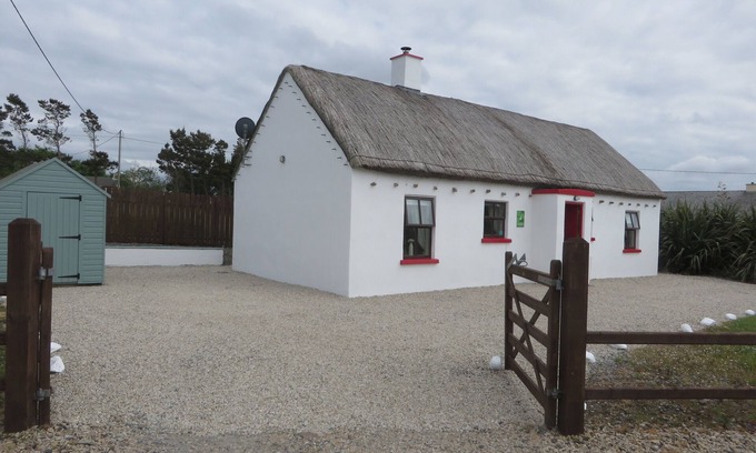 Annagry Cottage | Mullaghduff Thatched Cottage on the Wild Atlantic Way, near Kincasslagh, Donegal