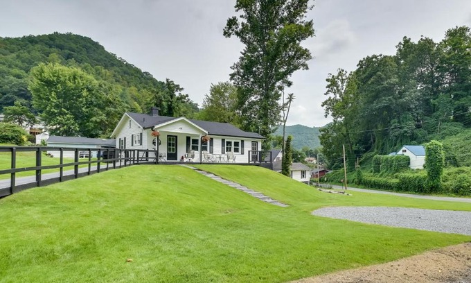 Mullens House | Mullens Home - Close to Hatfield-McCoy Trailhead!