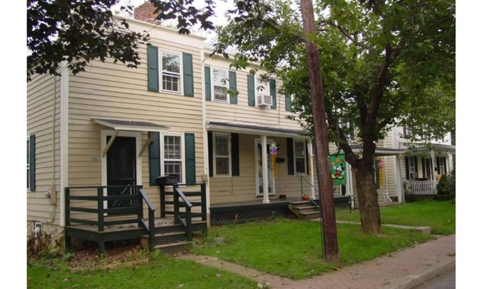 Clinton House | Mulligan House - Historic Home Clinton Pets & Kids
