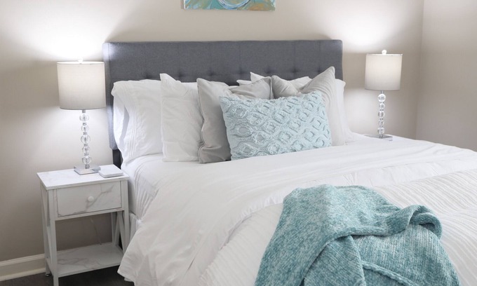 Oxford House | Multi family retreat, 3bdrm/3bath near M-Trade Park, U of M, and The Square