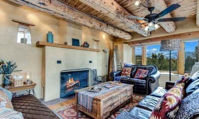 Santa Fe House | MULTI-LEVEL TANO RD ARTIST RETREAT - SLEEPS 8 Adults & Children 5 and under