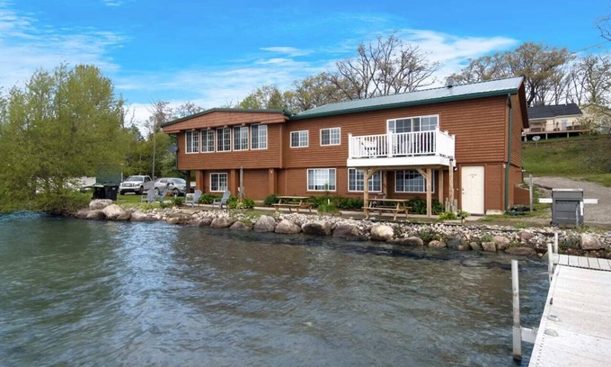 Mayfield House | Multi-unit with lake access