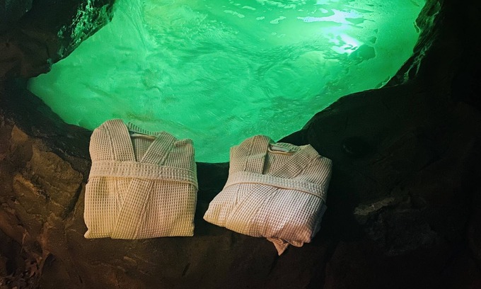 Old Jamestown House | Multicolor LED Pool Rock Waterfall Hot tub getaway! Large Home 7 Beds