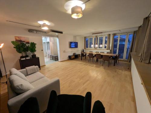 St. Paul Apartment | Munich Large Apartment 150 qm in top centrally located 1 to 15 guests