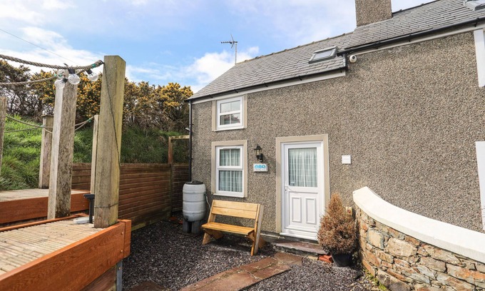 Mynytho Cottage | MUR CWPWL - ANNEX, romantic, country holiday cottage in Abersoch